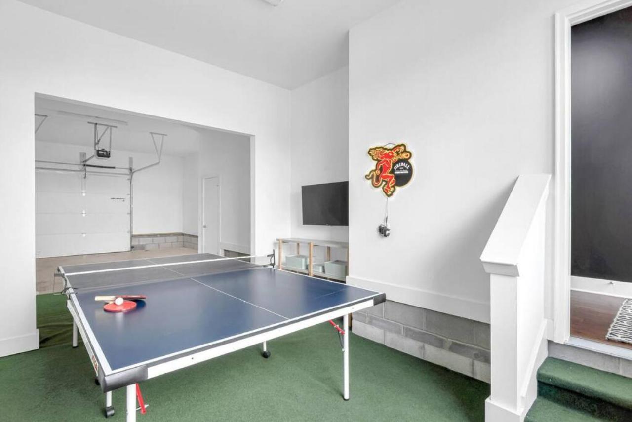 Big New And Modern With Skyline View Mural And Ping Pong Нашвил Екстериор снимка