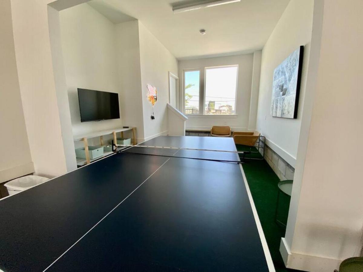 Big New And Modern With Skyline View Mural And Ping Pong Нашвил Екстериор снимка